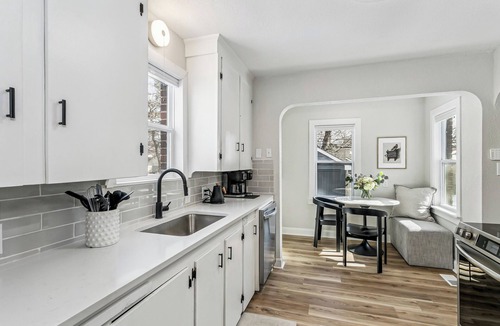 College Hill House | The Oliver House - 3 King Beds - Walk to Bars & Shopping - Indoor Gym & Fire Pit