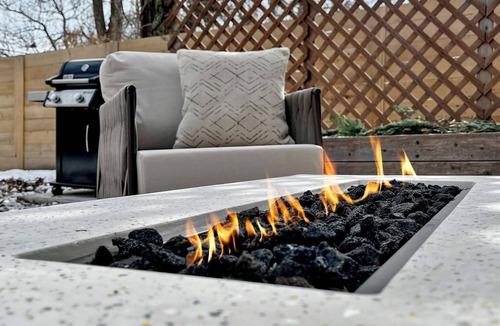 College Hill House | The Oliver House - 3 King Beds - Walk to Bars & Shopping - Indoor Gym & Fire Pit