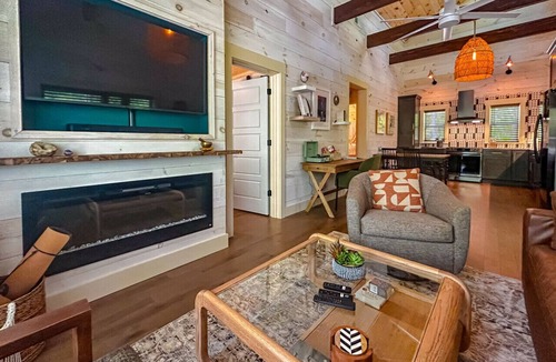 Heidelberg Cabin | The Overlook | Modern Cabin | Hot Tub | Fire Pit