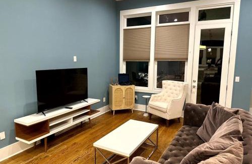 Nashville House | THE PAINTED MUSE I Stylish 3BR with Rooftop Hot Tub in East Nashville