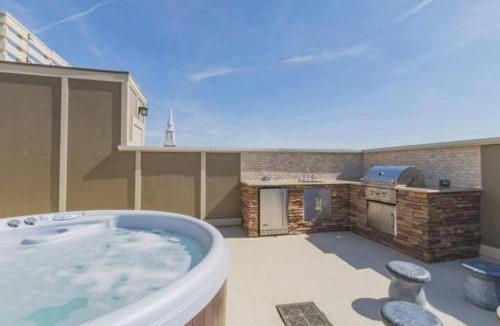 Nashville House | THE PAINTED MUSE I Stylish 3BR with Rooftop Hot Tub in East Nashville