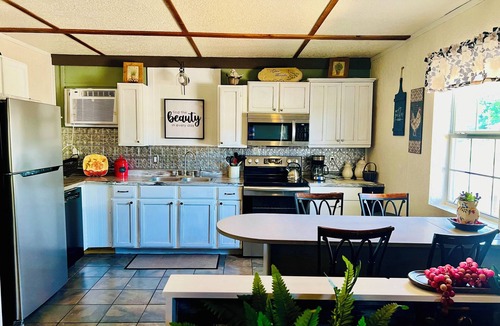 Newton County House | The picket fence Nana's big dream 3 beds-2 bedrooms -privacy patio deck