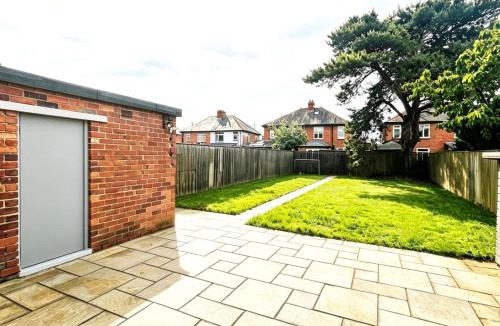 Durham House | The Pine House - Sleeps 5 - Large Secure Garden - Dog Friendly - 8 min to Durham