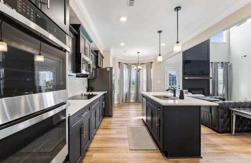 Clarksville House | The Pond House 5BR Retreat w Scenic Views