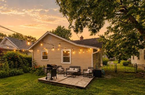 Indianapolis House | The Primrose Cottage Pet Friendly Private Yard