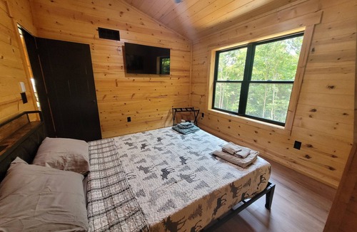 Logan Cabin | The Quana Lodge - Brand New Lodge with Wifi, Hot Tub, Firepit, and more!