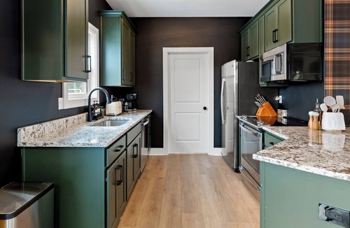 Waddy House | The Ridge: 6BR 100" TV Hot Tub Speakeasy