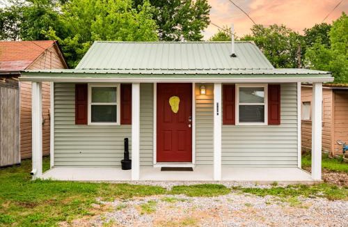 Geneva-on-the-Lake House | The Riesling Cottage - GOTL Strip - Cozy & Quaint