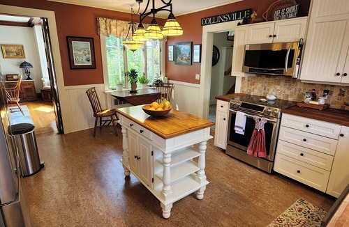 Collinsville House | The River House - Collinsville - A Historic Beauty!