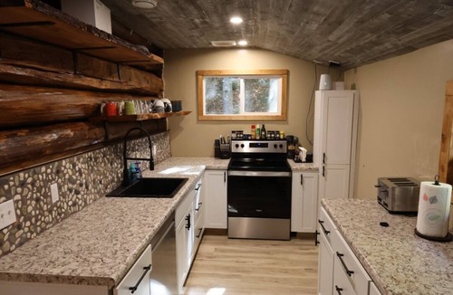 Mercer Cabin | The Rustic Log - 2-bedroom cabin on Mercer lake