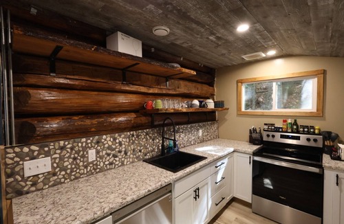 Mercer Cabin | The Rustic Log - 2-bedroom cabin on Mercer lake