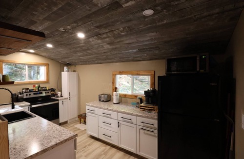 Mercer Cabin | The Rustic Log - 2-bedroom cabin on Mercer lake