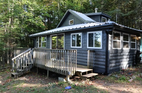 Mercer Cabin | The Rustic Log - 2-bedroom cabin on Mercer lake