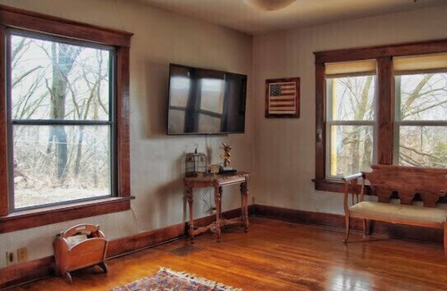 Tonganoxie House | The Saunder Inn Tonganoxie, Kansas