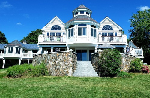 York Beach House | The Sea Legend - Spectacular Oceanfront View, 5 bed, 4 bath, huge yard.