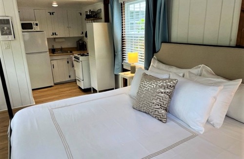 Eastham Apartment | The Seagrove Suites & Guest Rooms - Luxurious Deluxe King Suite - Pets Allowed