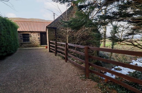 Akeld Cottage | THE SMITHY, romantic, character holiday cottage, with pool in Wooler