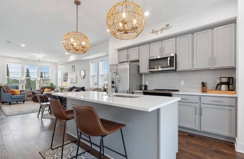 Madison House | The Southern Pearl | Rooftop Lounge, 2 Parking Spaces & Dog-Friendly Comfort