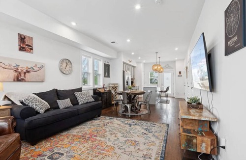 Madison House | The Southern Pearl | Rooftop Lounge, 2 Parking Spaces & Dog-Friendly Comfort