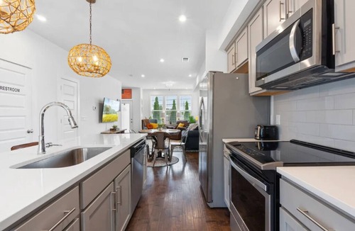 Madison House | The Southern Pearl | Rooftop Lounge, 2 Parking Spaces & Dog-Friendly Comfort