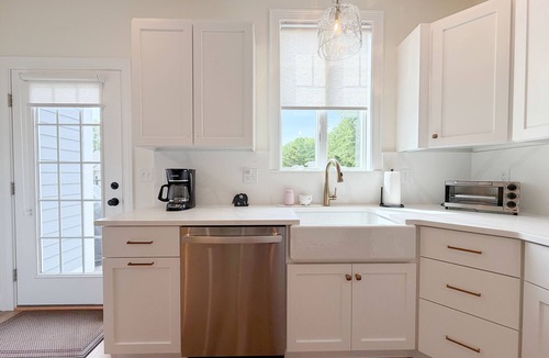 Arundel Cottage | The Sparkling Happy-Nest/includes Kennebunk Beach Parking