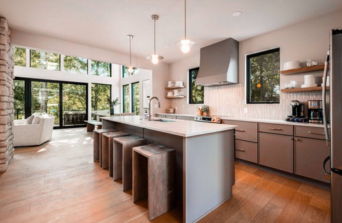 New Plymouth Cabin | The Summit at Arcadia Hills | Luxury Lodge, Suana