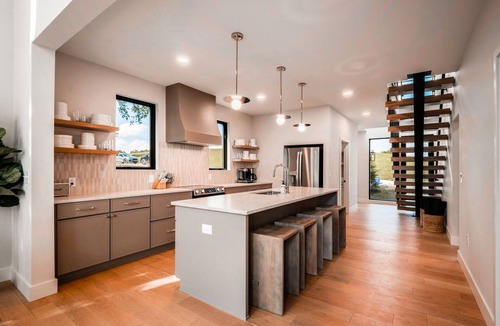 New Plymouth Cabin | The Summit at Arcadia Hills | Luxury Lodge, Suana