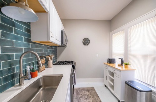 Lee's Summit House | The Summit Cottage – Chic 2BR Near Downtown Lee's Summit