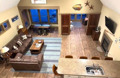 Geneva-on-the-Lake House | The Sunset Cottage - Lakefront with Private Beach