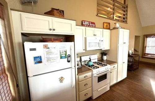 Geneva-on-the-Lake House | The Sunset Cottage - Lakefront with Private Beach