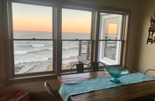 Geneva-on-the-Lake House | The Sunset Cottage - Lakefront with Private Beach