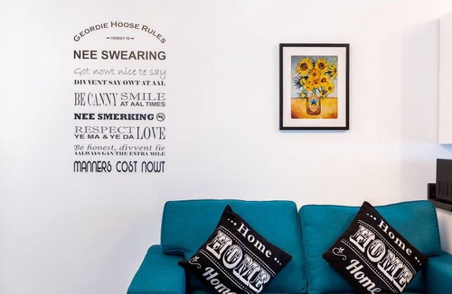 Newcastle-upon-Tyne Apartment | The Toon Saloon at Honeypot House