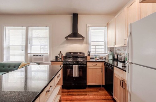 Covington Apartment | The Villa Emerald 1B Walk to Downtown Covington
