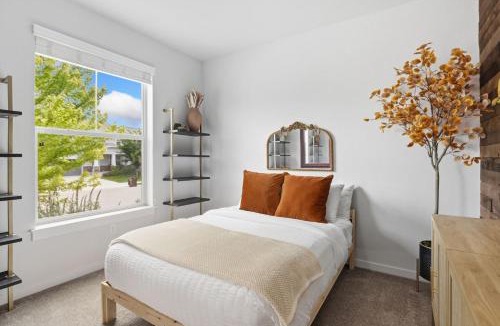 Windsor House | The Wandering Key Gather and Unwind, Sleeps 14