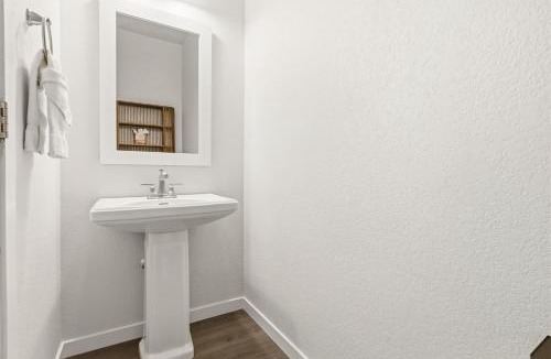 Windsor House | The Wandering Key Gather and Unwind, Sleeps 14