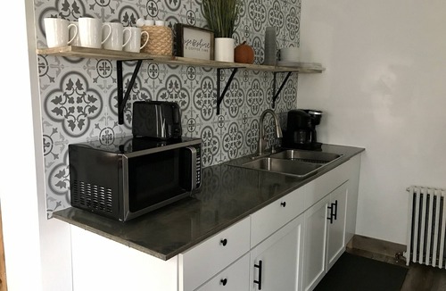 Laurium House | The Yellow Door Place! Convenient & Sleeps 6!