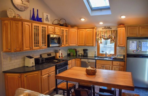 Dennis House | Three bedroom home sleeping 5 with central air!