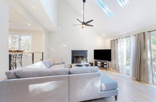 Lagoon Heights House | Tiffany's Treasure