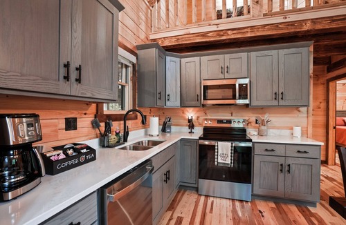 Logan Cabin | Timberland Ridge | Hocking Hills, New, Hot Tub