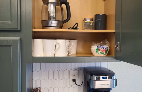 Windsor House | Timberline Retreat - Sleeps 9, large backyard, well stocked kitchen!