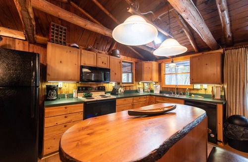 Grayling Cabin | ♣ Timeless Charm 3BDR Whirlpool River Lodge