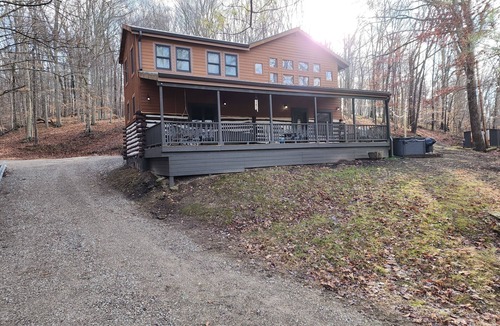 Gnaw Bone Cabin | TIMELESS IVORY LODGE: Cabin & creek, Hot Tub, 5min to Nashville! Pet friendly