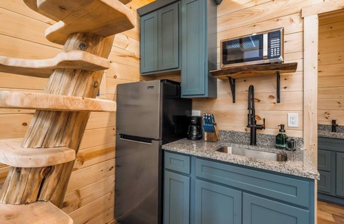 Mayfield Apartment | Tiny Loft-Spider Lake-SUP Rentals-Beach-Sauna!