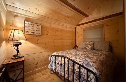 Bryant Pond House | Toms Cabin on Lake Christopher