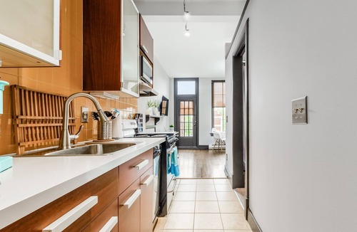 Victorian Village Condo | Top Floor Comfy condo- Heart of Short North