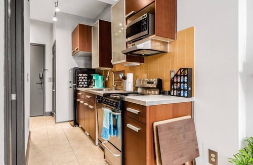 Victorian Village Condo | Top Floor Comfy condo- Heart of Short North