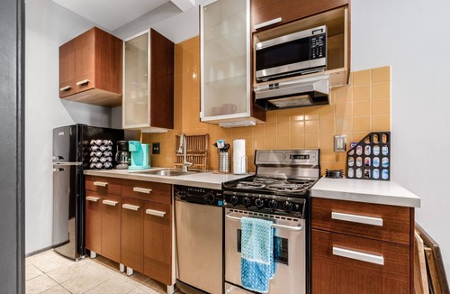 Victorian Village Condo | Top Floor Comfy condo- Heart of Short North