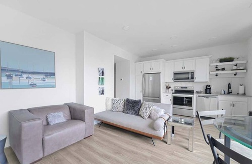 Traverse City Condo | Top Floor Condo w/Water Views + Walk to Beach