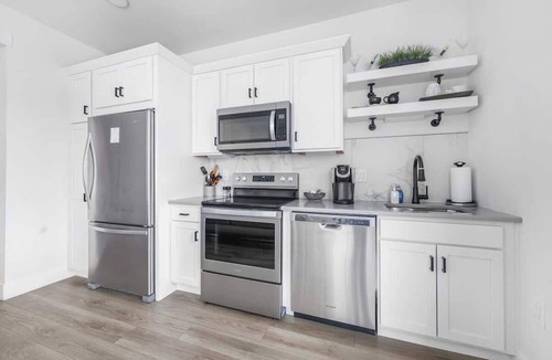 Traverse City Condo | Top Floor Condo w/Water Views + Walk to Beach