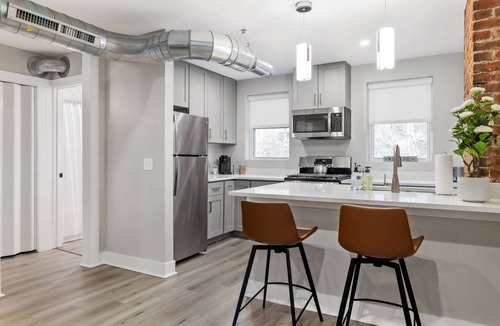 Millvale Apartment | Top-Floor Loft Style Apt Near Downtown PGH | Queen Hotel Bed | Full Kitchen | Modern Comfort